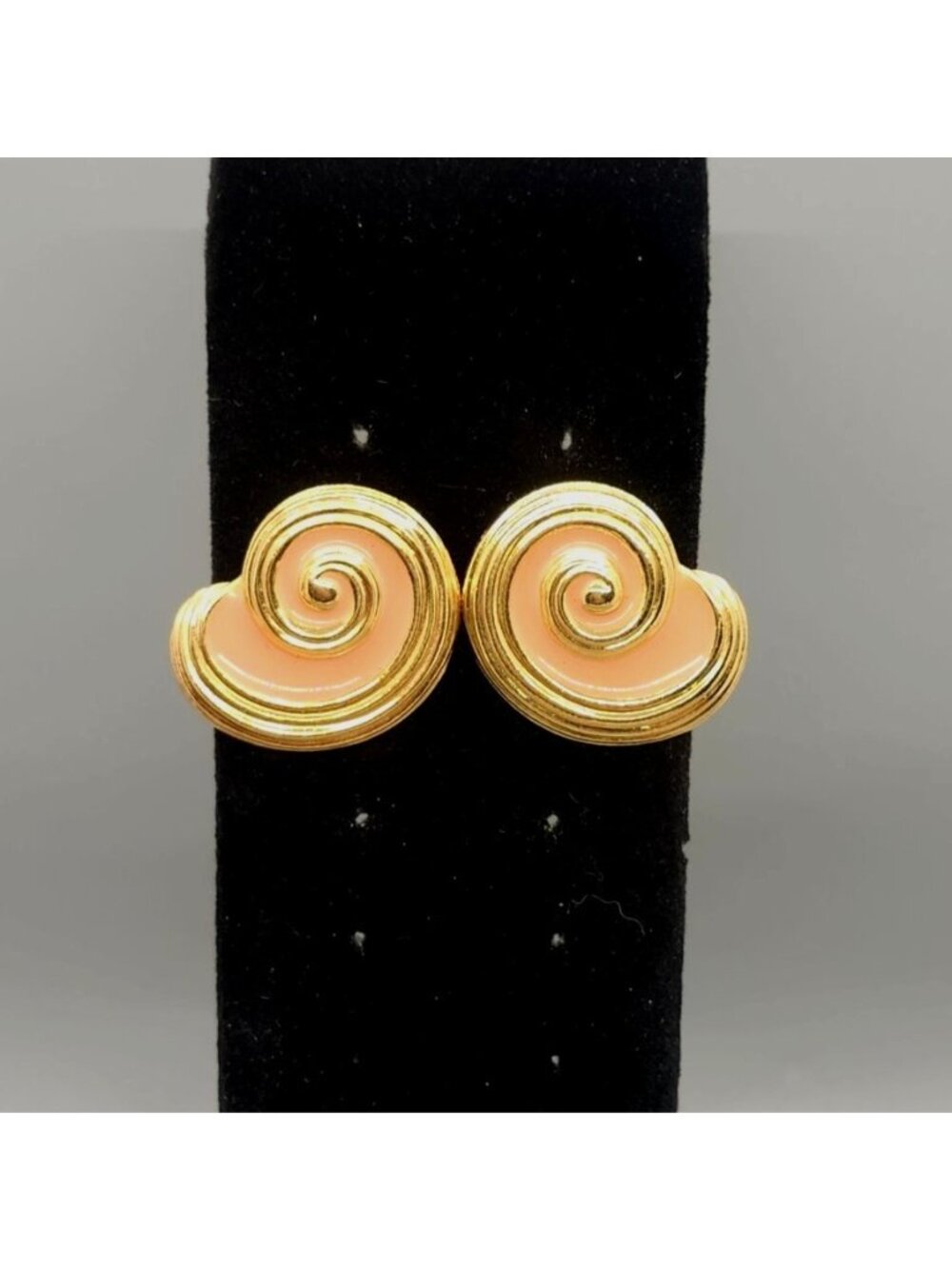 Gold-Tone Spiral Stud Earrings With Peach Enamel Finish – Elegant Vintage-Inspir